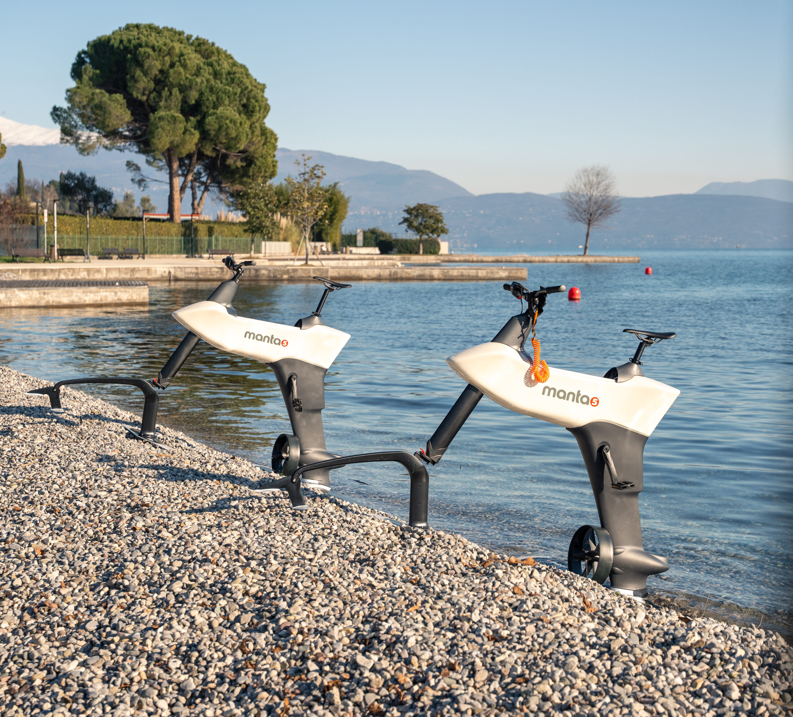 hydrofoil bike in spiaggia 